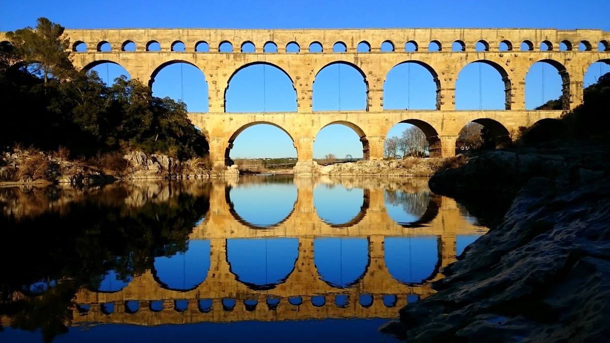 gard,也称加尔桥),嘉德水道桥(le pont du gard,也称加尔桥),是古罗马