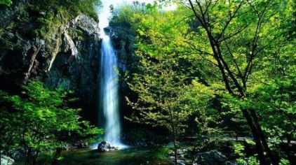 公里,景区内山水秀美,景色瑰丽,风景名胜众多,人文景观厚积,如梁弄"