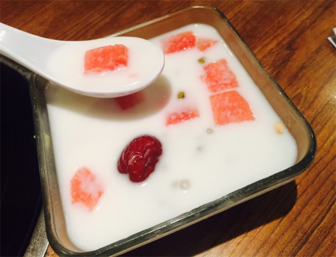 铁路饭,香香甜甜软软糯糯,喜欢我用那么多形容词,真的很原谅椰子饭的美食街椰子通道三亚图片