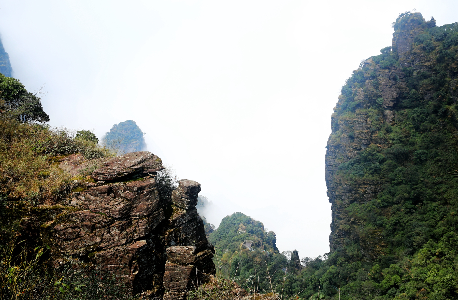 圣堂山门票90元,景区交通车来回30元,售票处和停车场都设在昨天经过的