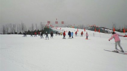 朝阳公园亚布洛尼滑雪场由国际专家负责设计监理,引进和装备了进口
