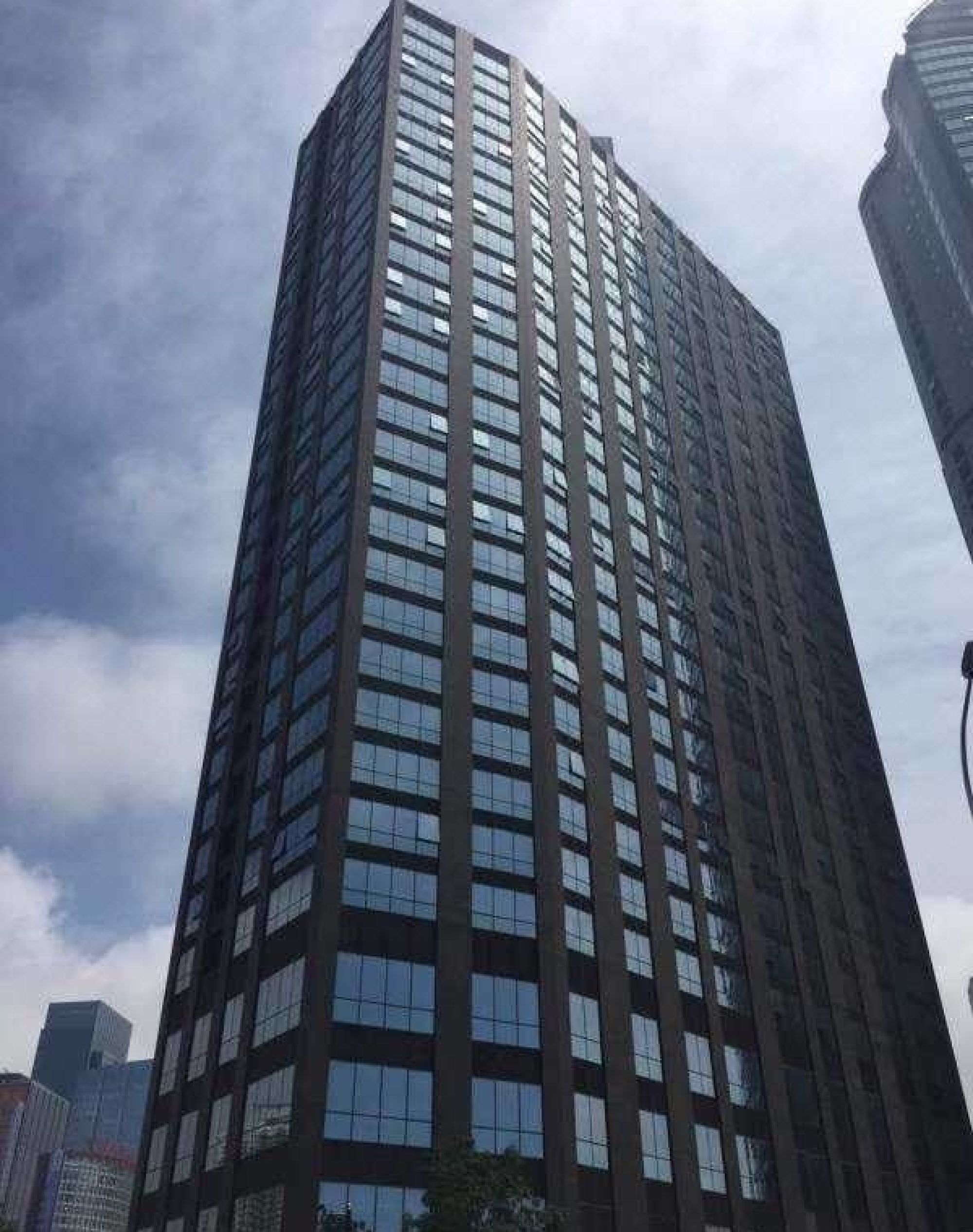 香庭伯睿公寓酒店(青岛市政府五四广场店)位于延安三路与香港路的交叉口,地处青岛市的繁华中心地带,交通便利,四通八达。周边设有大型超市、高端商场、文化广场等配套设施,地下车位充足。步行5分钟即可到达海边,聆听美妙海浪的声音,感受广袤大海的壮阔。