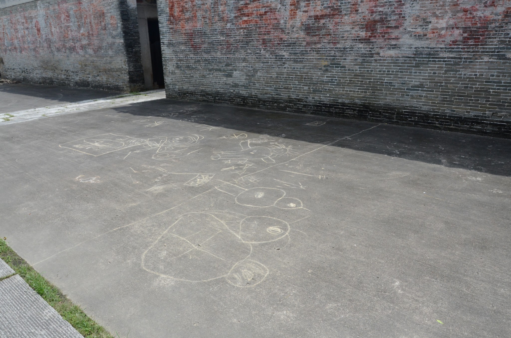小朋友的作品,想起自己小时候到处涂涂画画,不过家乡没有水泥地,在