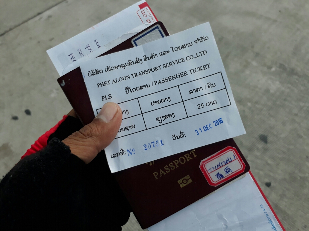 可是到了老挝填完入境卡办理入境就懵逼了,工作人员收了我的晚点费用