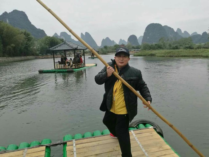 阳朔居住,老人家放弃了李宗仁给他准备的优良居住环境,来到遇龙河边搭了茅草屋,创作了他一生中唯一的一幅山水画《漓江春意图》,现今还藏在故宫博物馆中。小小竹排江中游。每个竹筏上有一个船工用一根长长的竹竿撑竹筏。游玩当中我也享受了一把撑竹筏的乐趣。游览中休息点炸鱼25元一条,一串大小。美中不足的是当地老太太那功夫名信片的推销,不说了 #中国最美的山不在桂林,黄山归来不看山。中国最美的水也不在桂林,九寨归来不看水。但是最美的洞在桂林,桂林归来不看洞。芦笛岩美,主要靠了那么多国家领导人来过的名气。但现在已经是