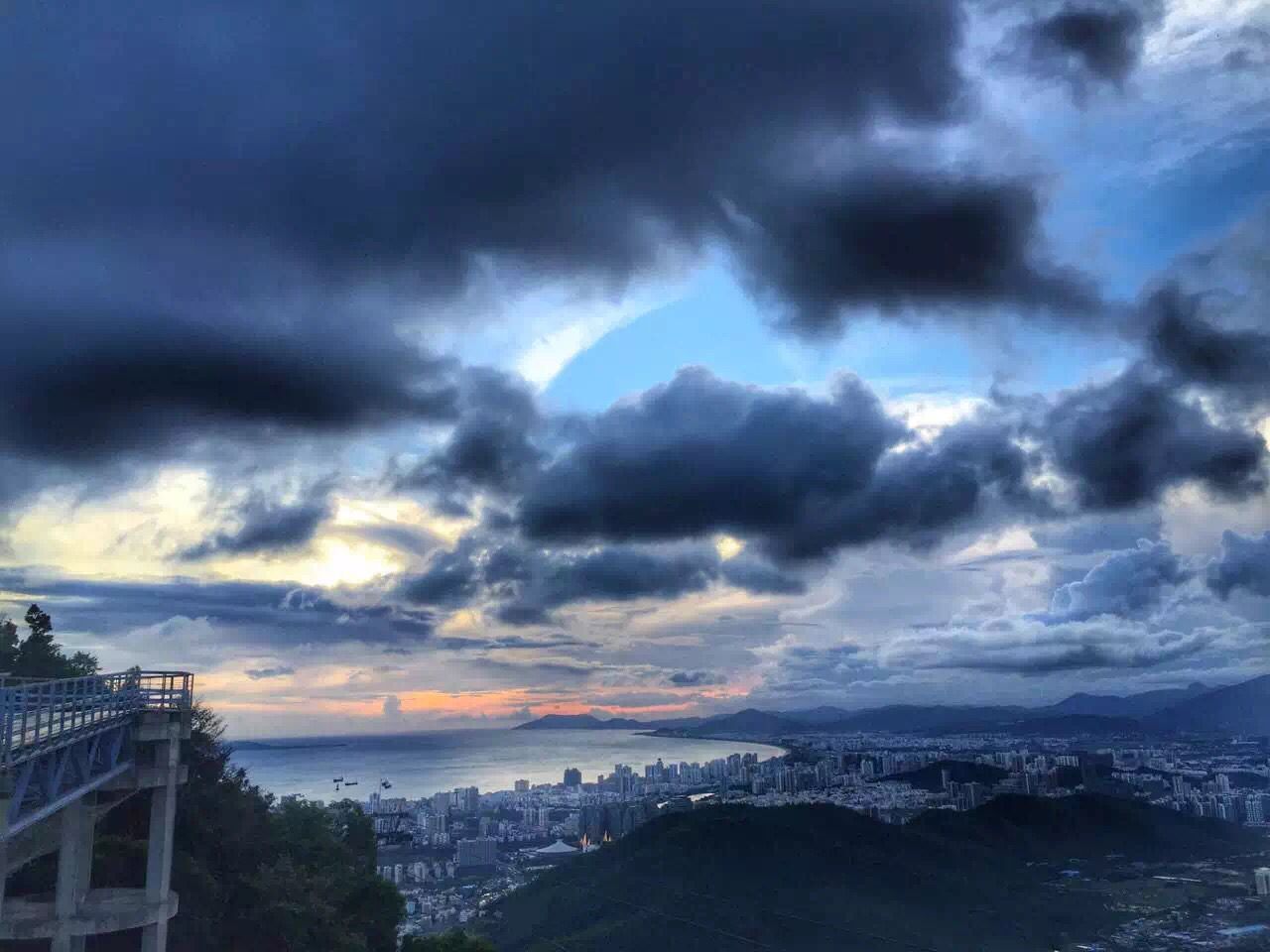 7月中旬想去三亚,可天气预报上说会下雨,最近