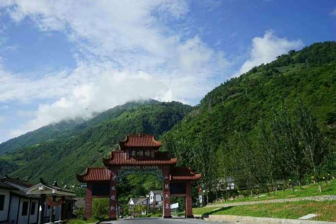 樟木。川藏南线,即318国道成都拉萨段,是这条景观大道中最美、最精彩的一段。它的沿途风景千变万化,多姿多彩,行走其中,可以体验隔山不同天,一天有四季的奇妙感觉。它又被公认为是中国路况最险峻、通行难度最大的公路,它所穿越的青藏高原东部横断山脉地区是世界上地形最复杂和最独特的高山峡谷地区,短短的2000多公里,翻越海拔5000米以上的山2座,4000米以上的山十几座,更有闻名于世的怒江72拐、连绵的雪山、湖泊、草原、原始森林、温泉、河流、原始的村庄,还有远远胜过阿尔卑斯和瑞士的然乌!这是一条世界上最让人