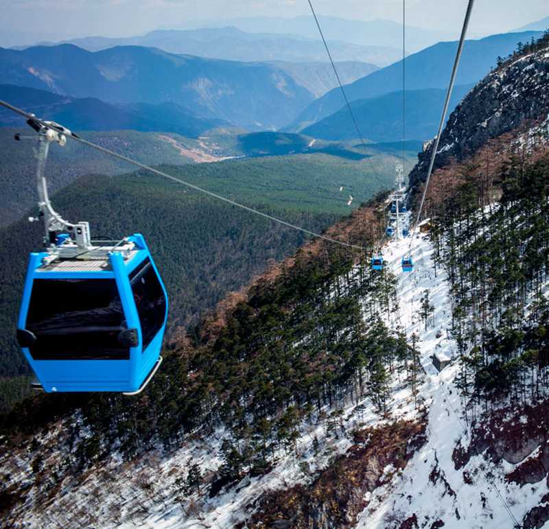 雪山索道有三条:       牦牛坪中索道,       云杉坪小索