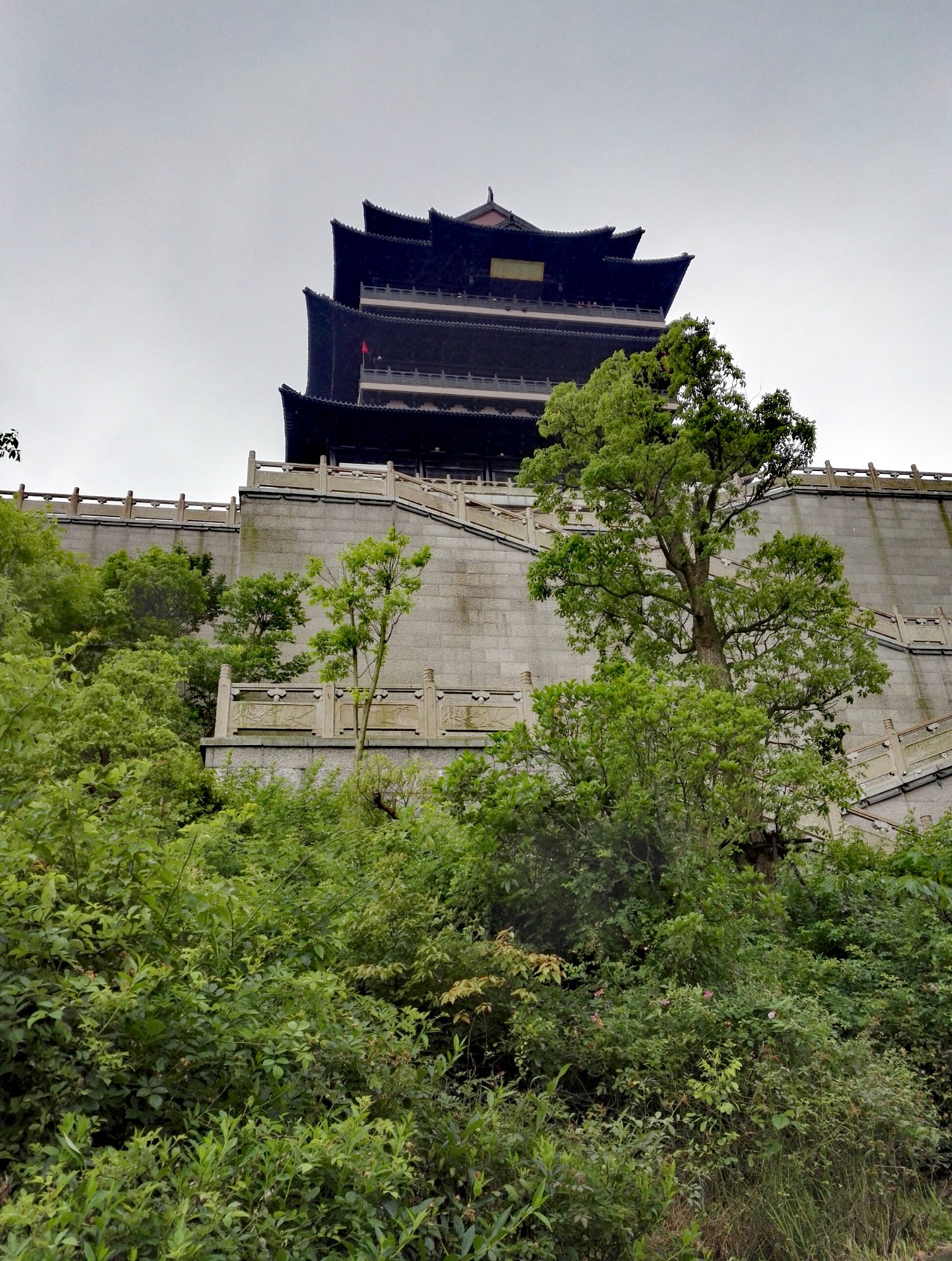 烟雨笼罩仁皇山