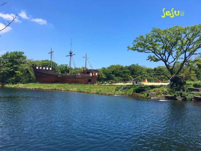 --> 1、济州免签众所周知,但是我之前看到网上说要查返程机票订单和酒店订单,然后我就有点慌。。。毕竟airbnb上订的都是民宿不正规,而且没有英文的订单,就怕海关不认被遣返回国。。。然后各种查,也没有人讲到这点。。。不知道是我运气好还是真的不查,反正不管出境还是入境,海关都只看我的Passport,我的订单啥一点用都没有。。。 2、然后地图,真的NAVER MAP和韩巢地图超级好用,外加google map,简直无敌了。因为定的都是民宿,很多人会担心不好找,其实不用怕,你让房东把英文和韩文地址都发给你