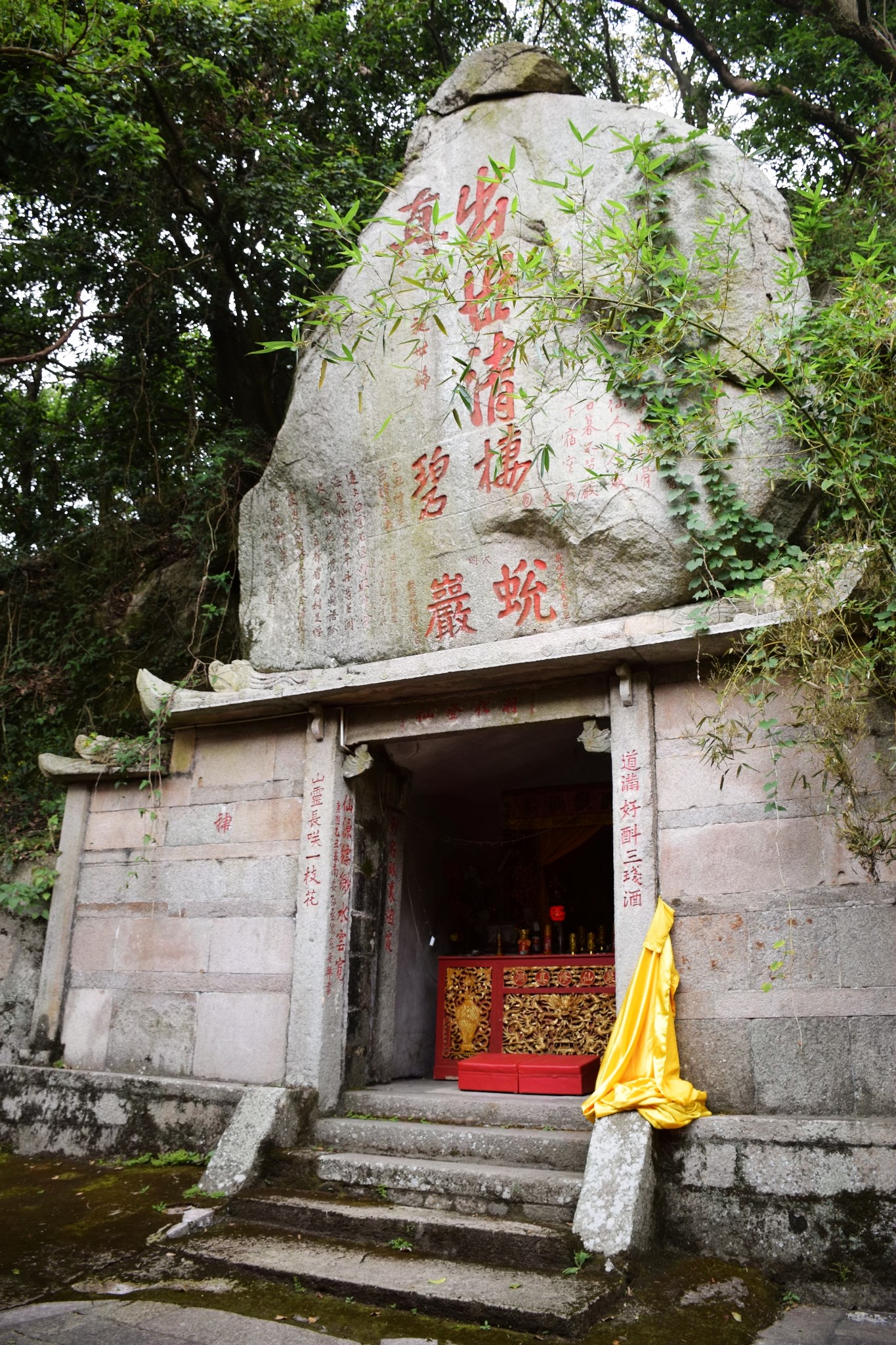 泉州 自由行攻略 千手岩大殿供有宋代石雕释迦