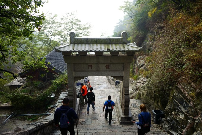 从泰山脚徒步爬到泰山顶需要多少时间?