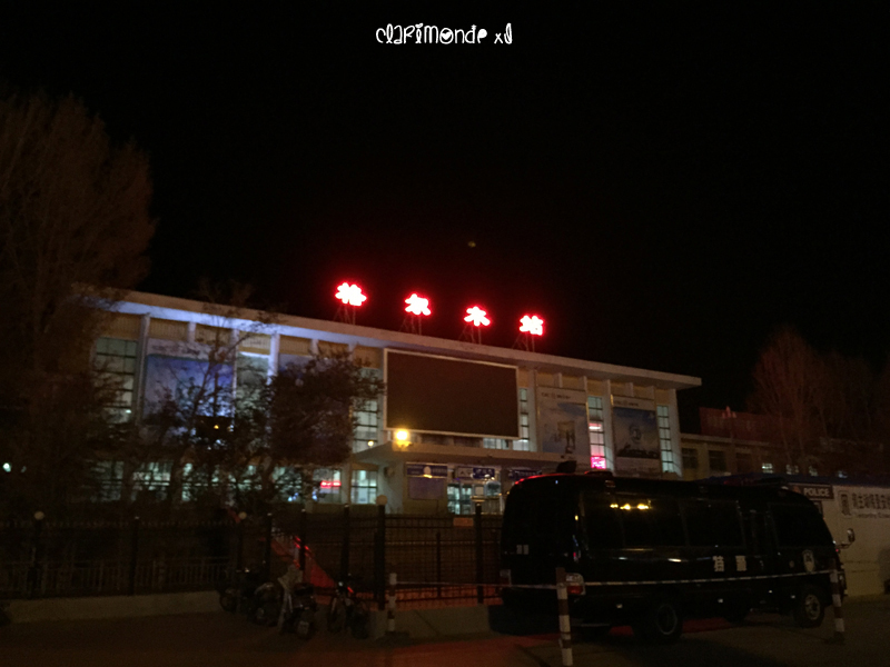 早晨5点半到达格尔木,天还没有亮,汽车站就在火车站的对面不