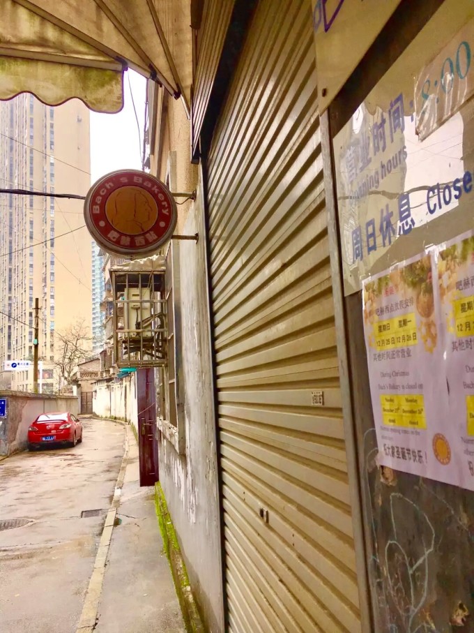 从前有一对夫妇,开了一家酒店,由于他们卖的酒物物美价廉,生意十分兴隆。文中兴隆的意思是什么?