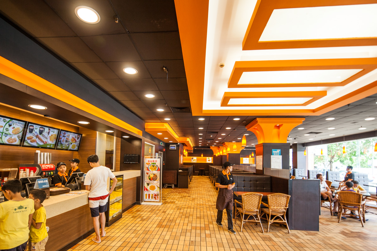 店面很大,能容纳上百人就餐,整体装修色调为橙色,整体感觉蛮温馨的.