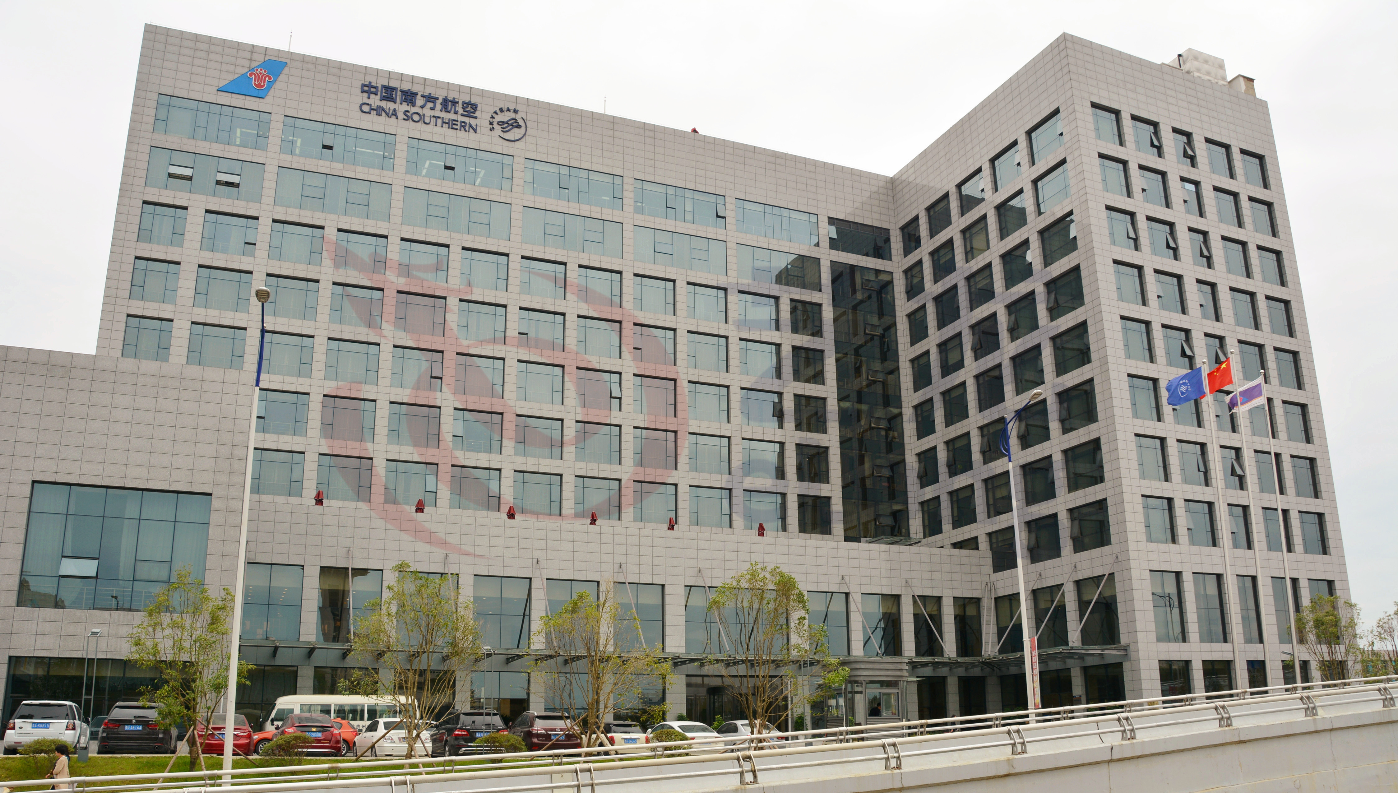 酒店距离机场很近,走路七八分钟就能到了.