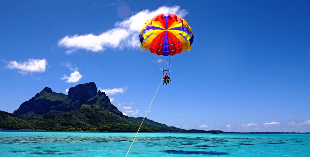 大溪地波拉波拉海岛游的招牌活动100米/300米拖降伞