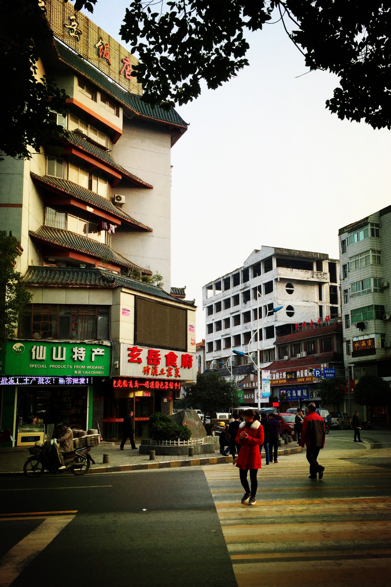 出了高速口不远就是 武当山 镇,很方便.