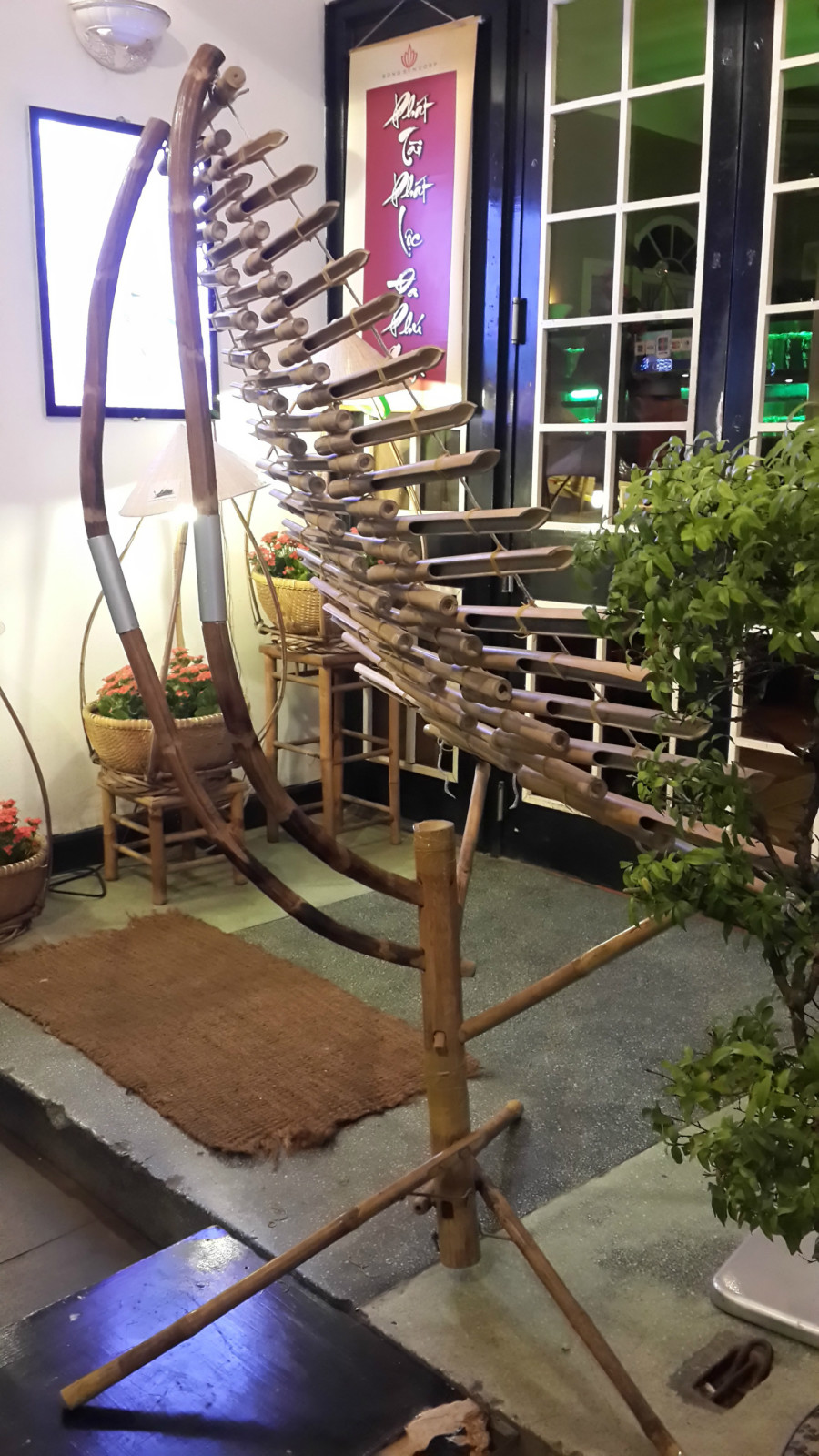 返回酒店的途中,经过一酒吧,看见了这么一种越南民族乐器——竹排琴