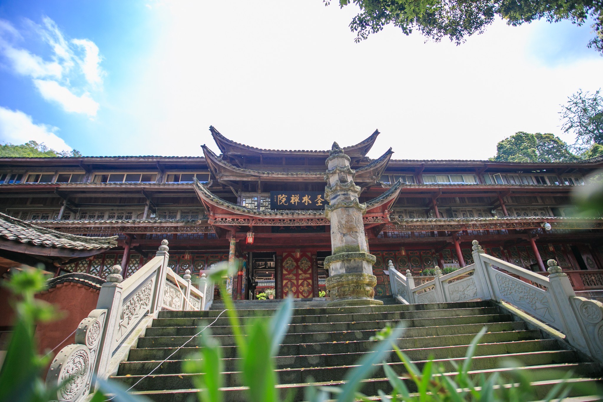 不住让朋友帮拍了几张我们要走到五显岗,坐车去万年寺中途路过中峰寺