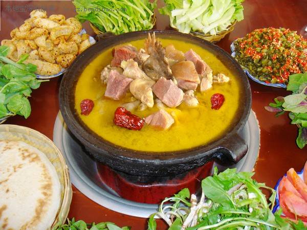 到达玉龙雪山游客集散中心用午餐,午餐安排原生态土鸡火锅(或腊排骨