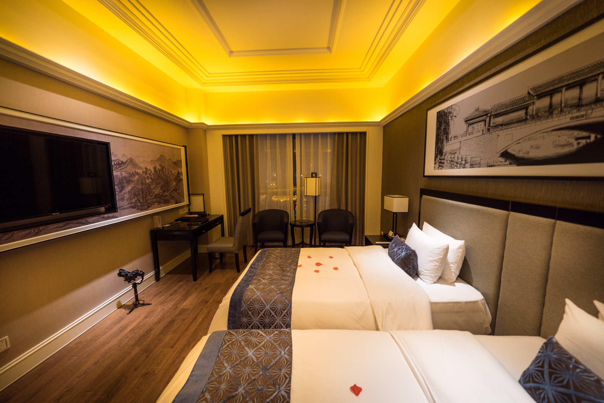 每天有很多车次,半个小时左右就到了,来了先入住当地条件还不错的酒店