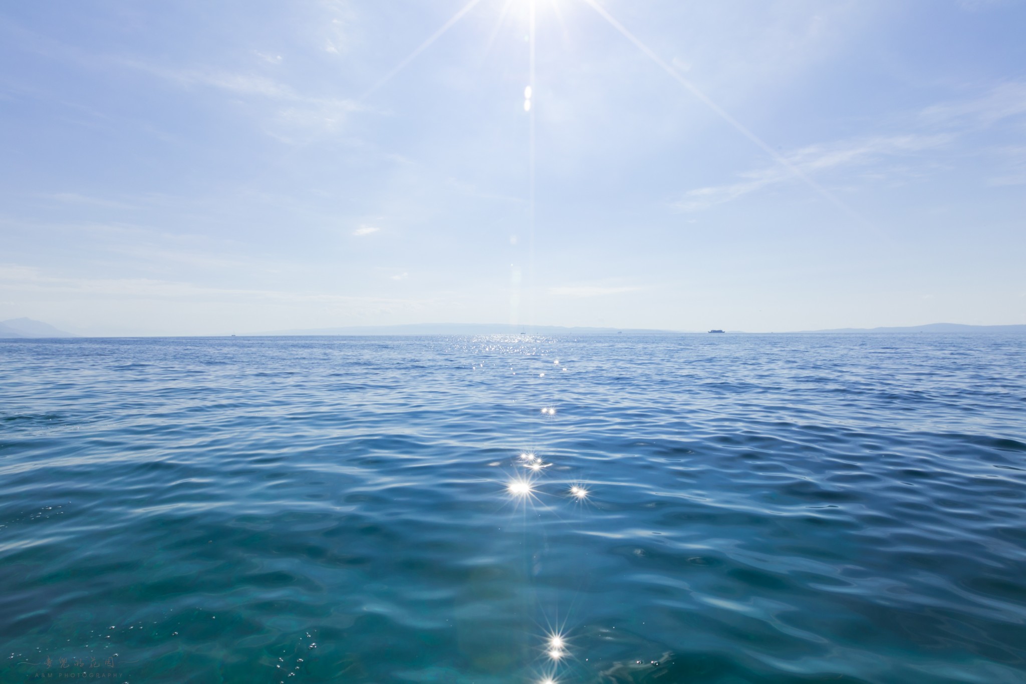 等到了一片较为平静的海面,船长停下了前行