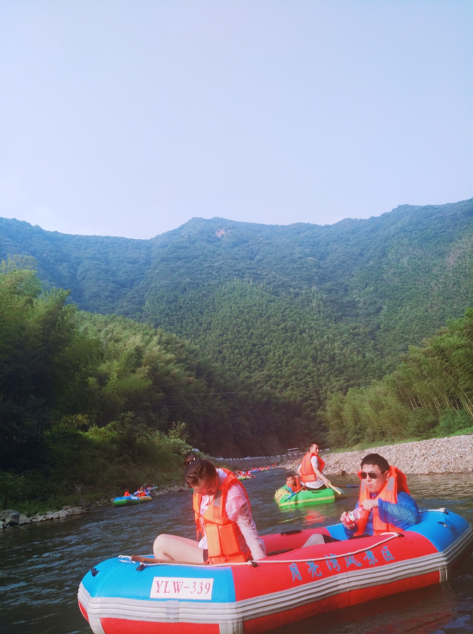 游记  周末和舅舅一家还有小阿姨一家来到安徽宣城泾县的月亮湾漂流