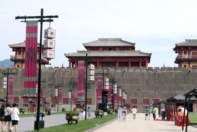 什么是横店影视 wKgBEFsU9bOAQXEdAAlLYiSFVOw04.jpeg?imageView2%2F2%2Fw%2F680%2Fq%2F90%7CimageMogr2%2Fstrip%2Fquality%2F90