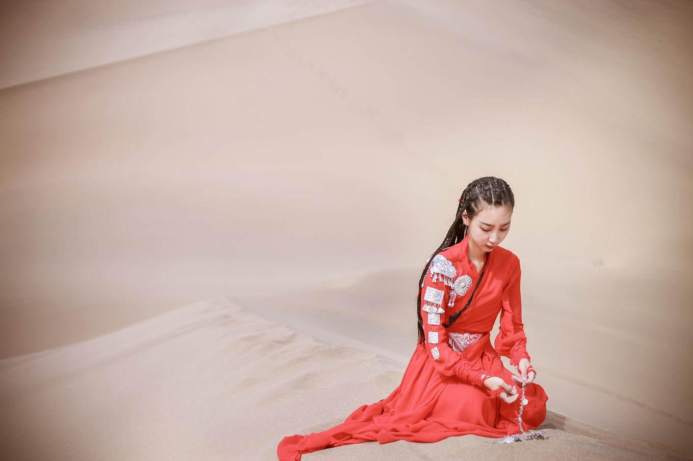 七剑下 天山 的电视剧,里面蔡少芬饰演的飞红巾是我和妹妹最爱的人物