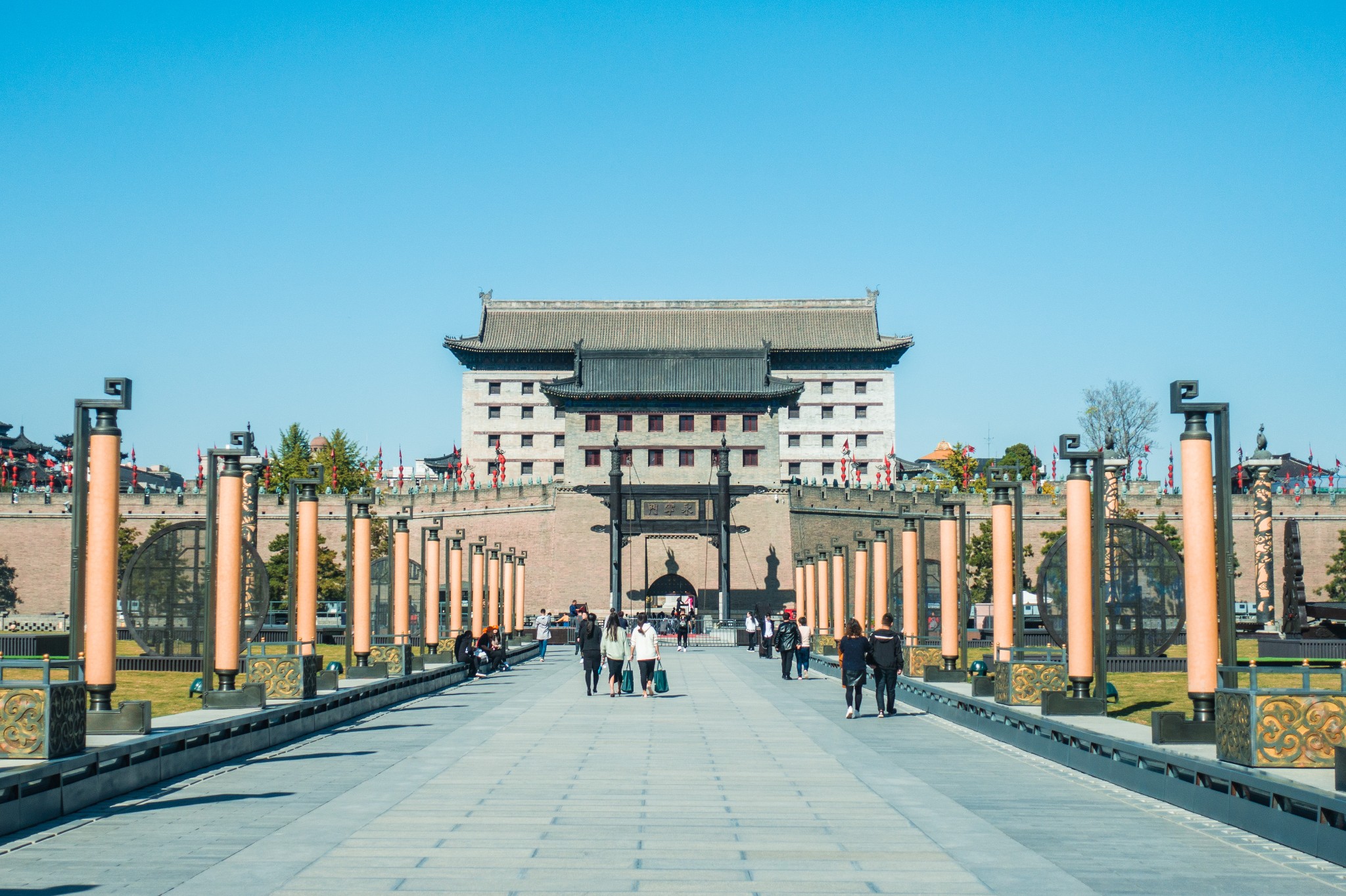 你说在古代,这么厚的城墙,城外还都是空旷