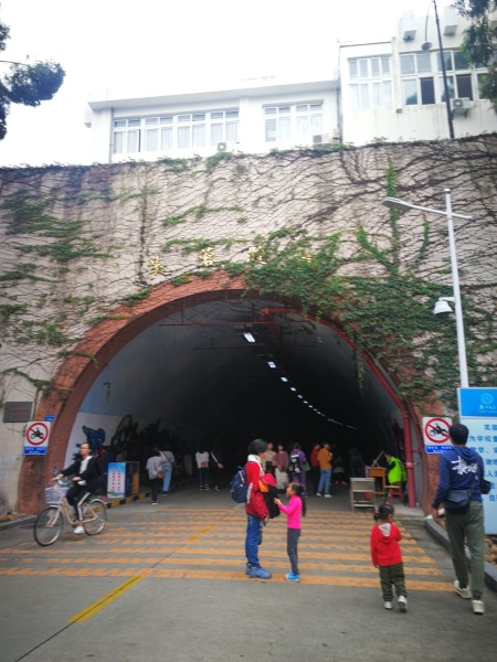 洪崖洞在重庆什么站下 wKgED1wfHMaAN4PwABsdrEEQNuA65.jpeg?imageView2%2F2%2Fw%2F600%2Fh%2F600%2Fq%2F90