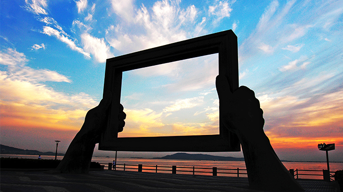 行走威海,必经的地标景点,幸福门,大相框,灯塔