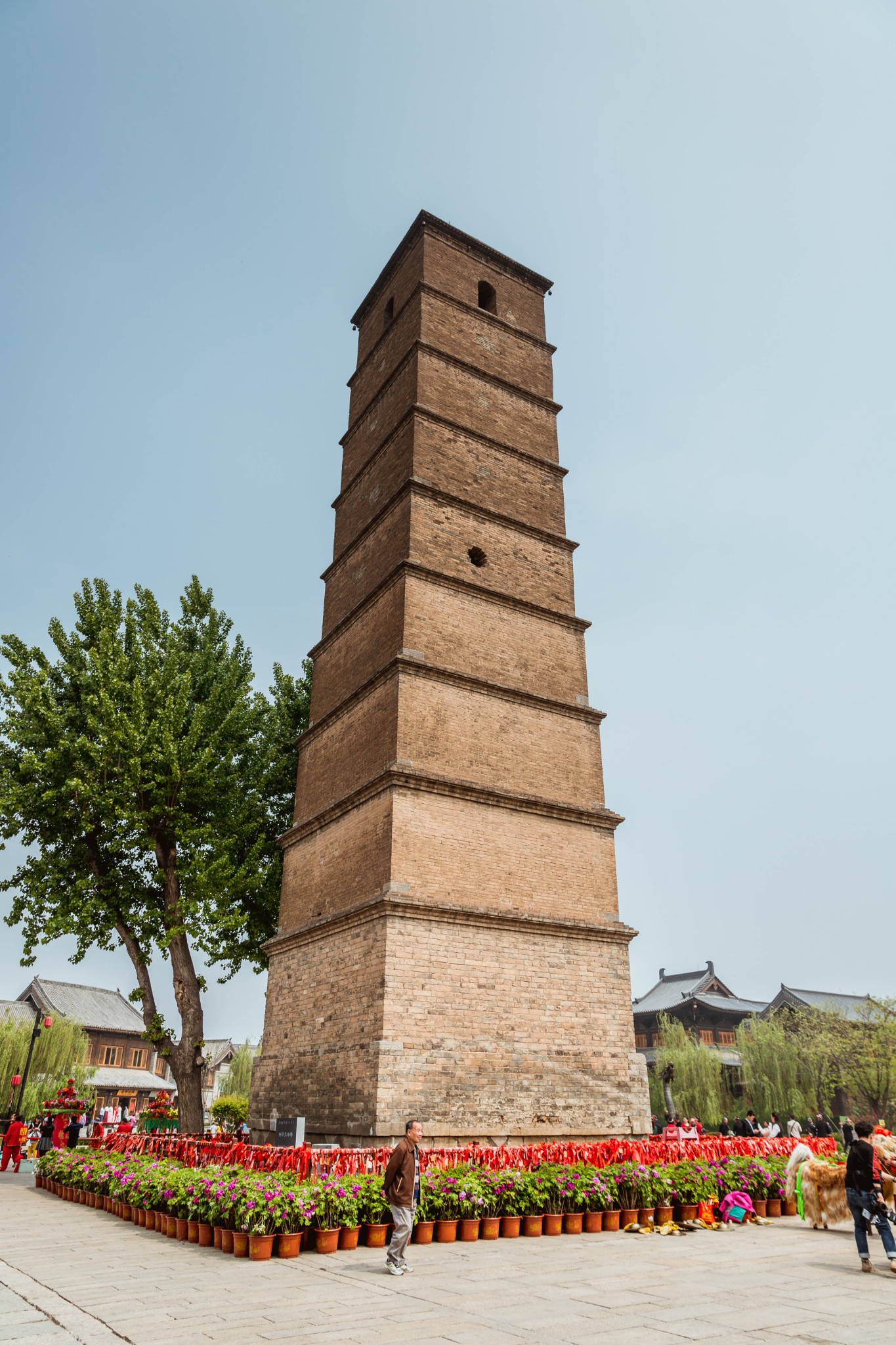 门口有一座高高的塔,据驴友说是文峰塔,"若问古今兴废事,请君只看洛阳