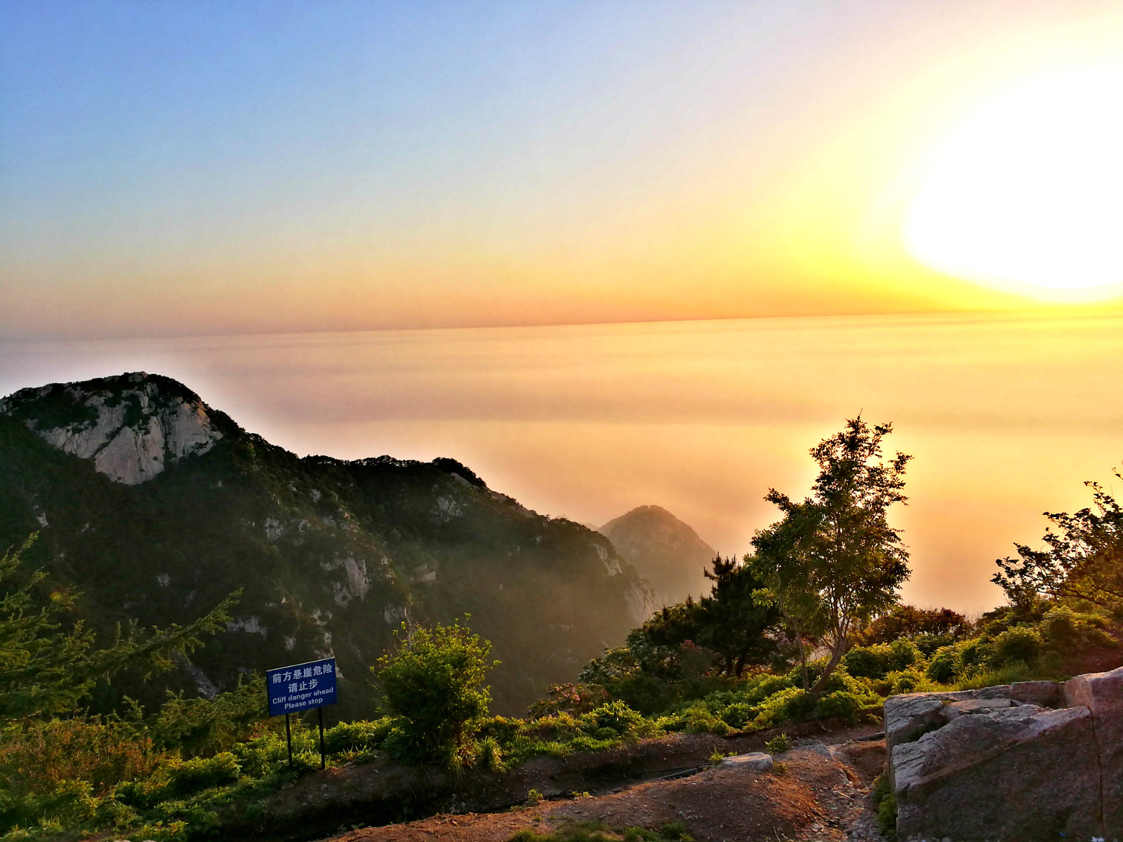 神龛上匾额题"柴望.