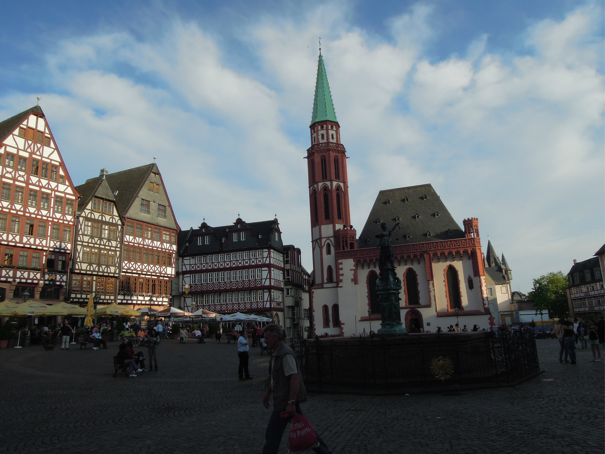 wKgB21ARX3Sec2H5AAn-4f_-kH832.jpeg?imageView2%2F2%2Fw%2F600%2Fh%2F600%2Fq%2F90