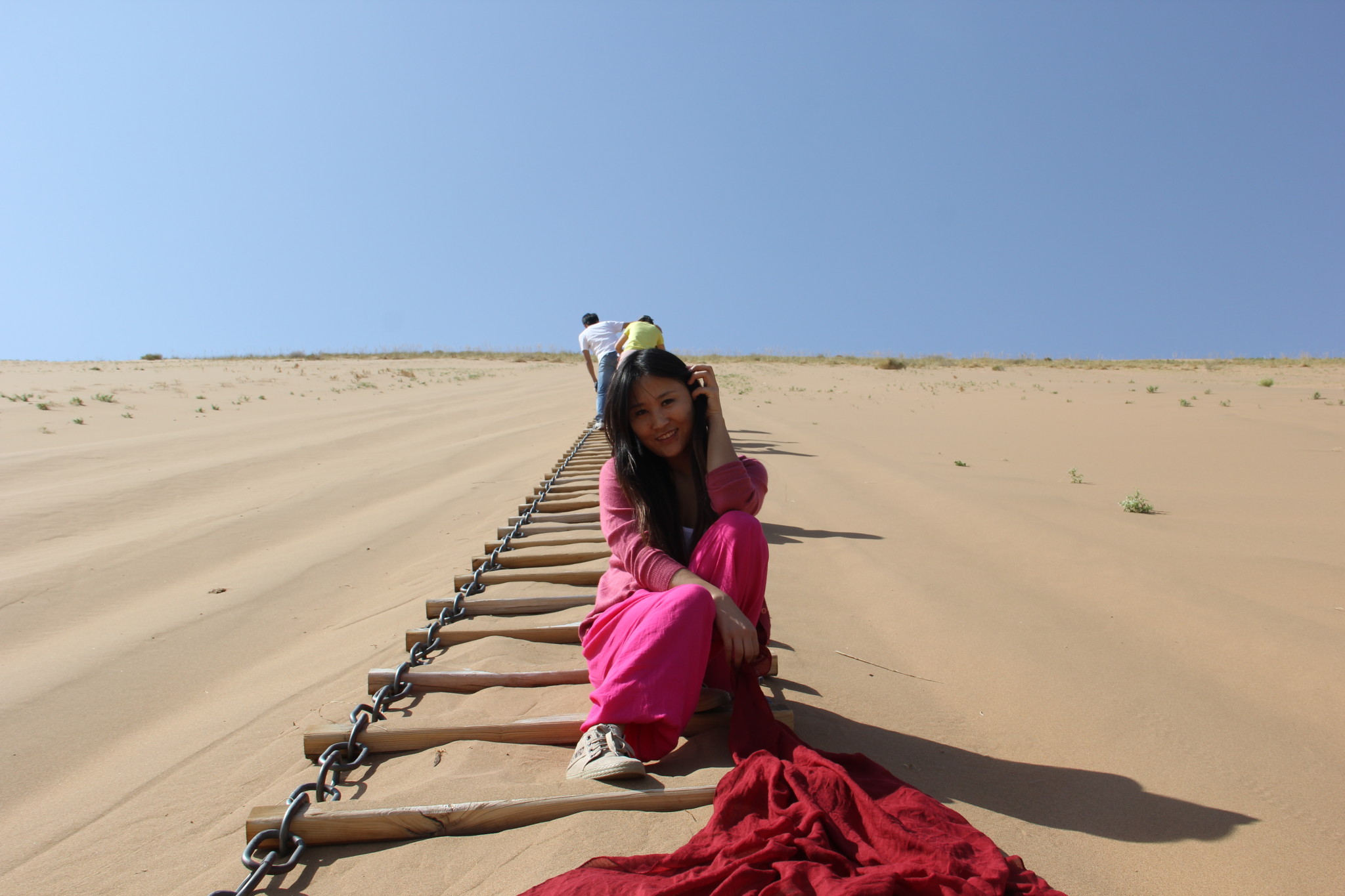 去沙漠拍婚纱_沙漠骆驼图片(3)