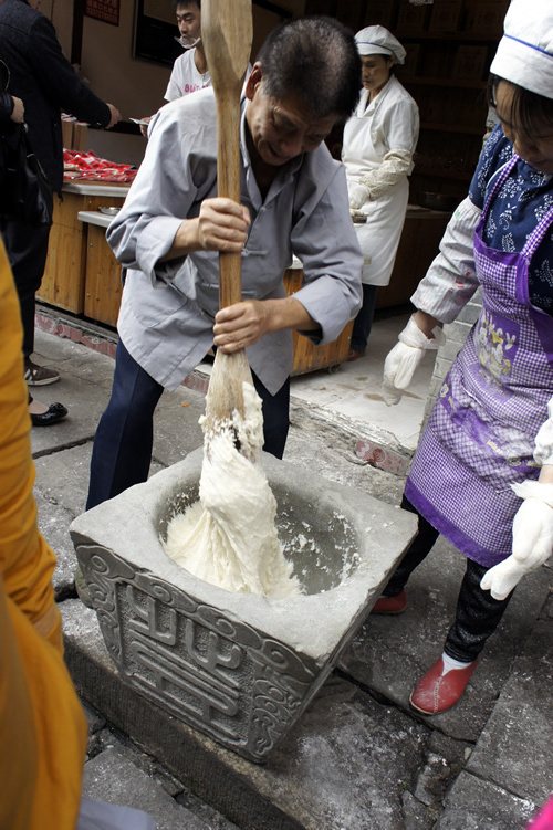 请推荐重庆当地人爱的小吃街
