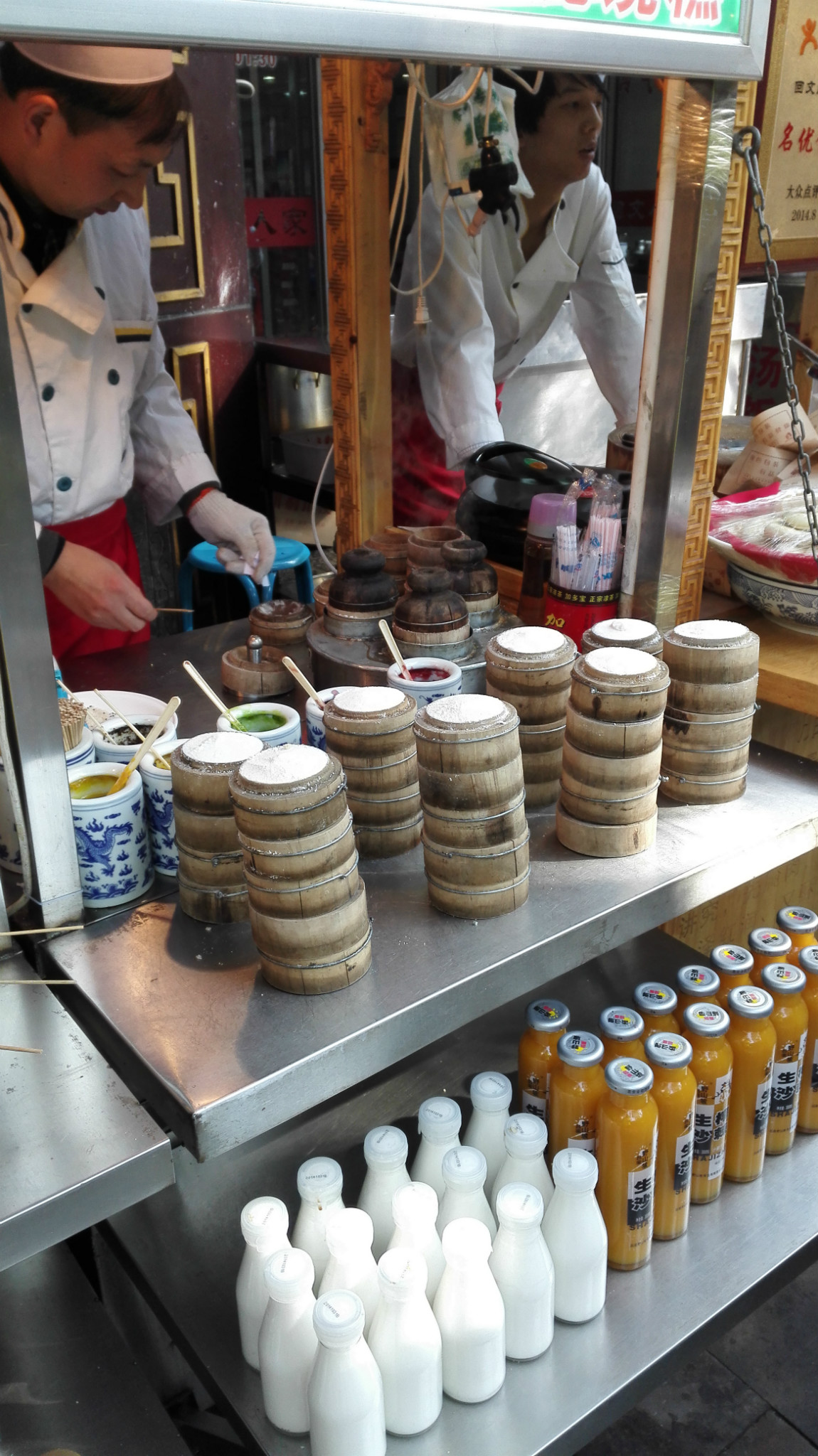 钟楼背后就是回民街,显示一条商业化的街