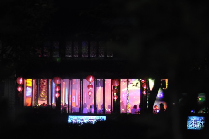 烟雨江南演唱 wKgBpVXiqJSAG-riAASxlQ2myfI00.jpeg?imageView2%2F2%2Fw%2F680%2Fq%2F90