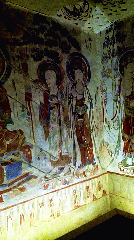 然后,开车去了莫高窟,途中他从三危山,古河道,王道士,张大千到今天