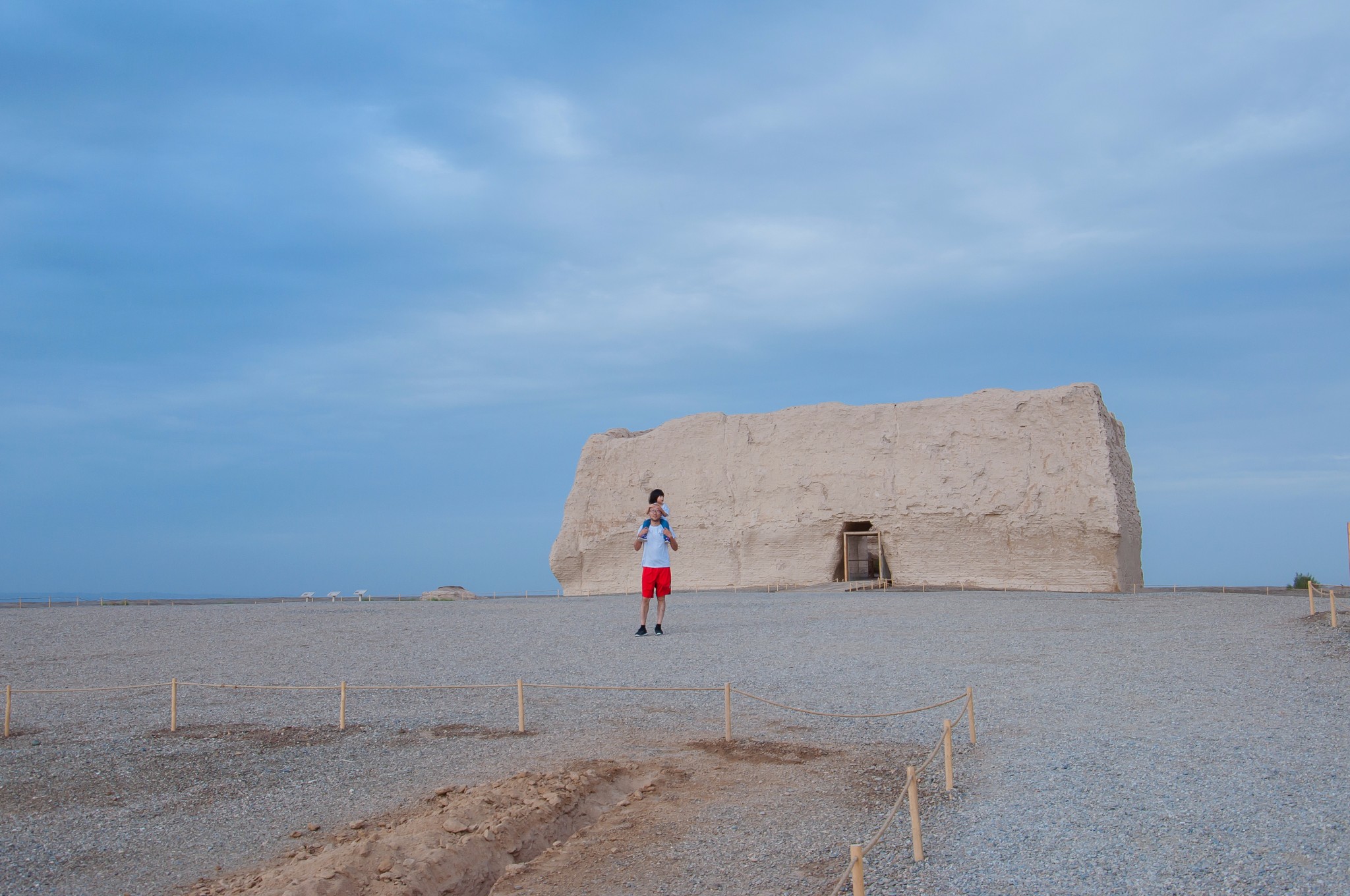 夏季去大西北旅游要怎么穿搭_大西北旅游地图(2)