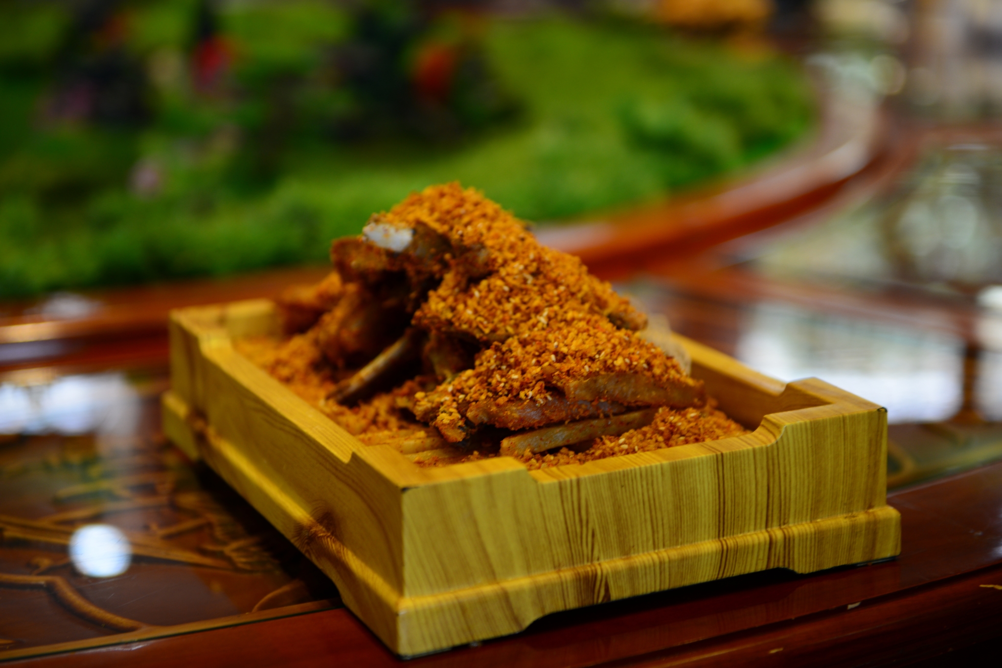 一整只羊劈开烤全羊,边串边烤的大肉串,青海酿皮,炖孔雀,各具风味.