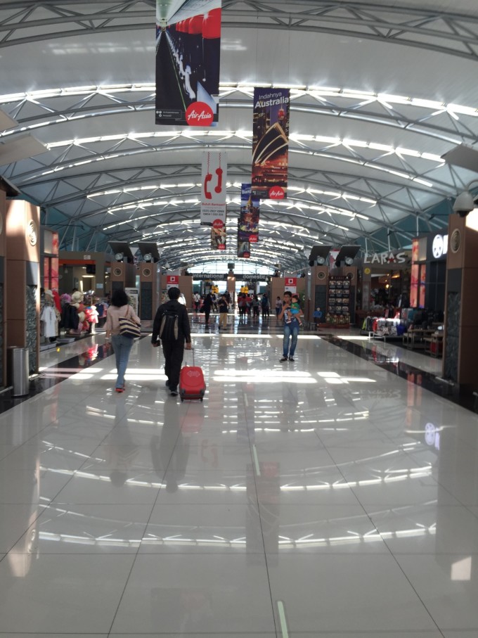 机场英语广播 wKgBs1aAriGATLaUAAi8zyGJXsA42.jpeg?imageView2%2F2%2Fw%2F680%2Fq%2F90